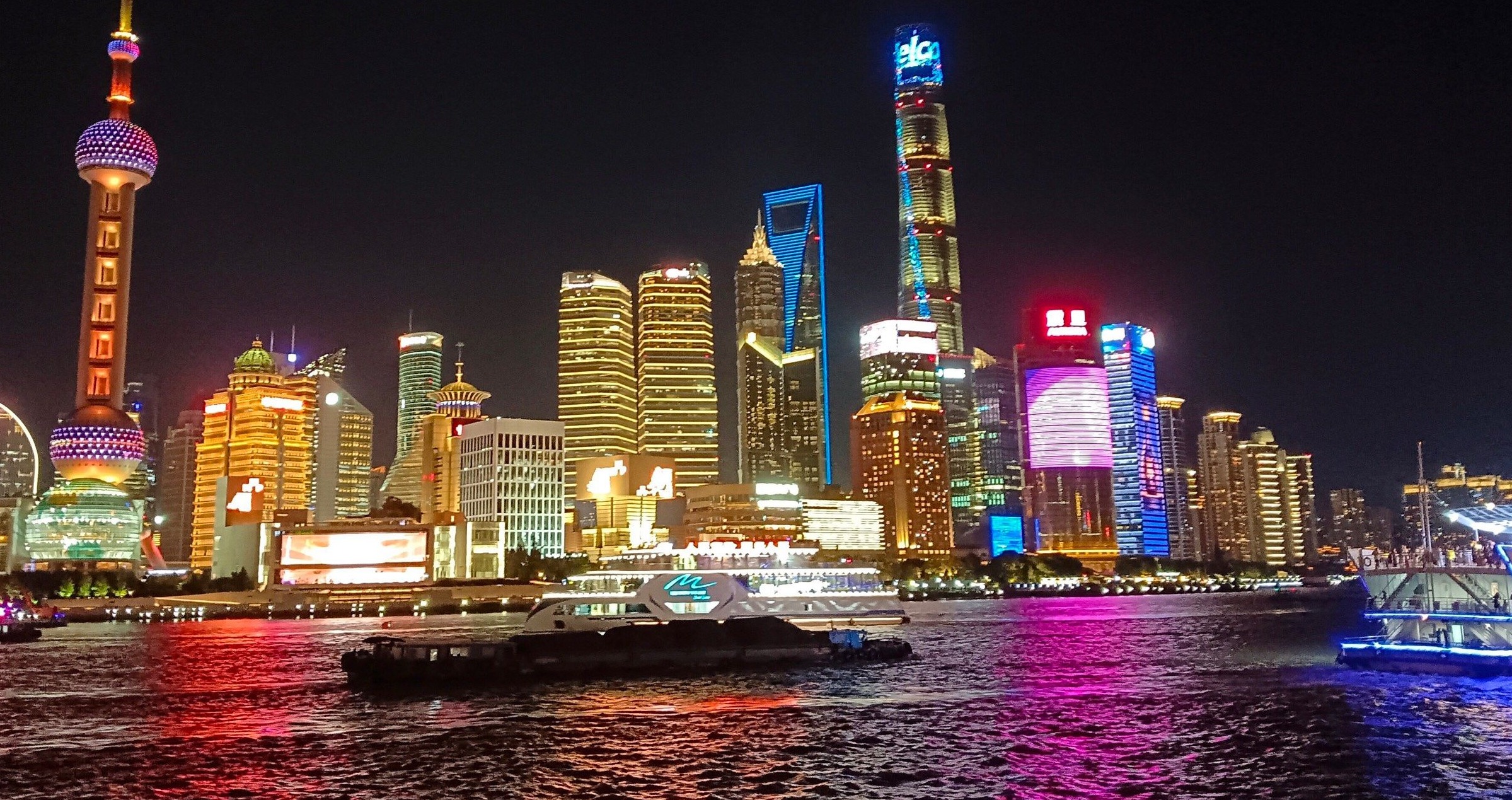 上海陆家嘴夜景 东方明珠塔和外滩灯光秀璀璨夜景 爱上海必打卡